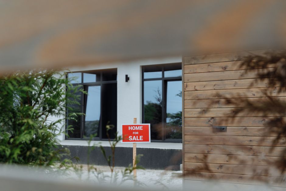How Do I Buy a Foreclosed Property at a Live or Online Auction?